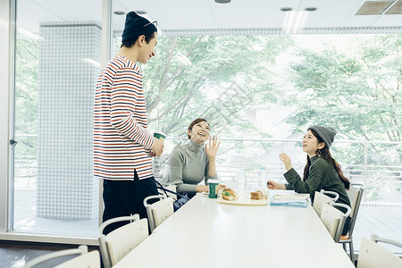 餐厅吃饭的男大学生图片