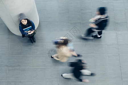 校园里的女大学生图片