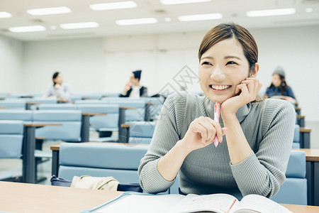 教室里学习的大学生图片