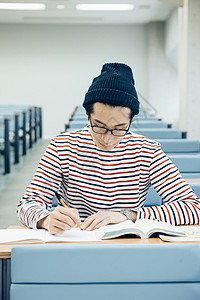 教室里的大学生图片