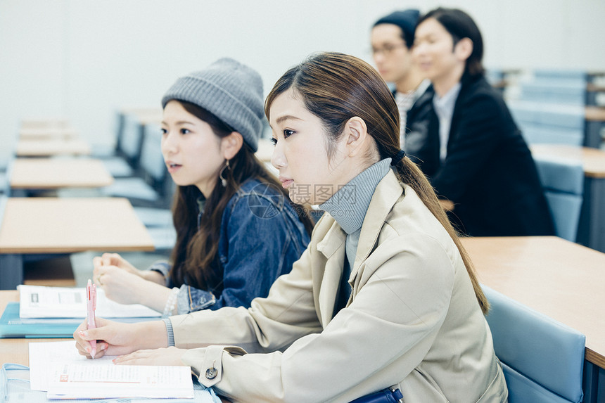 教室里上课的大学生图片