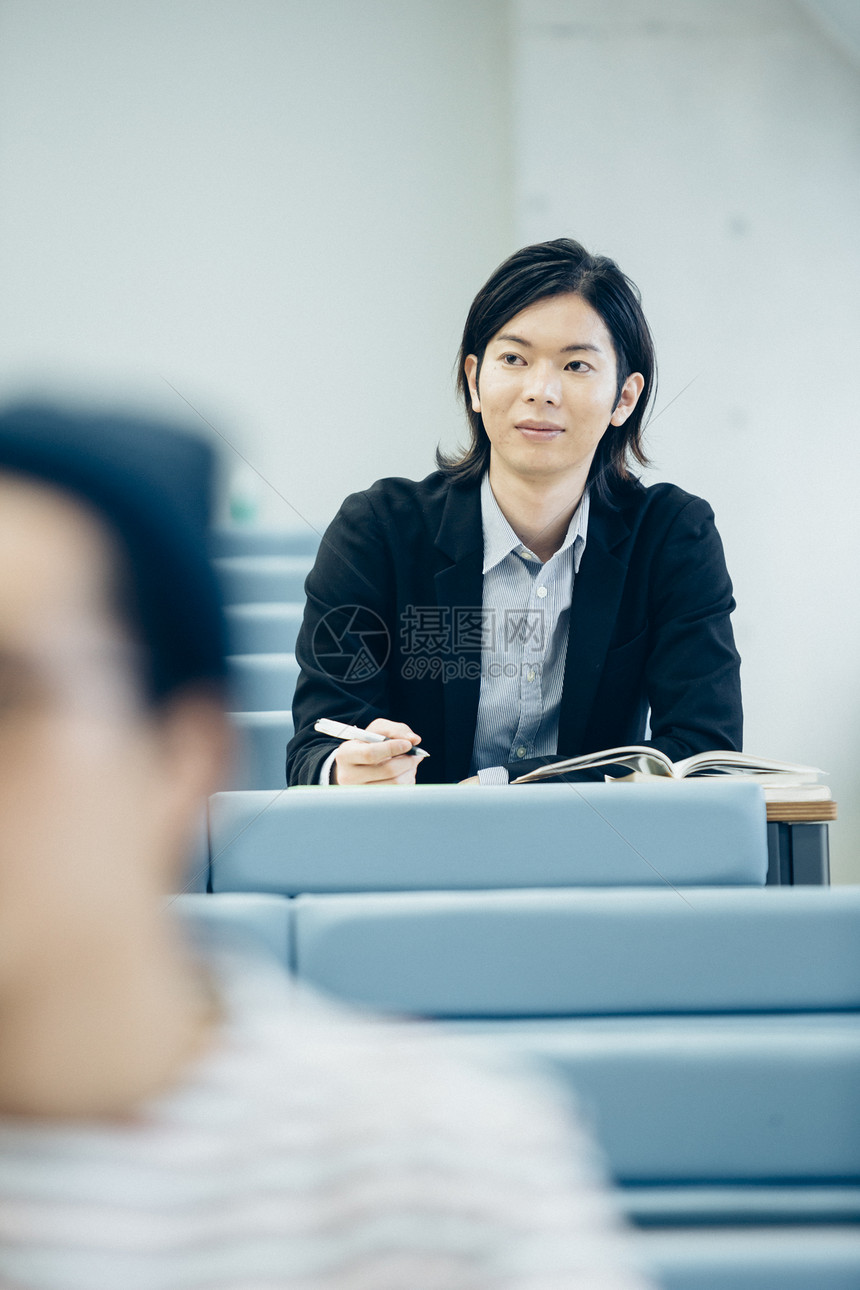 教室里的大学生图片