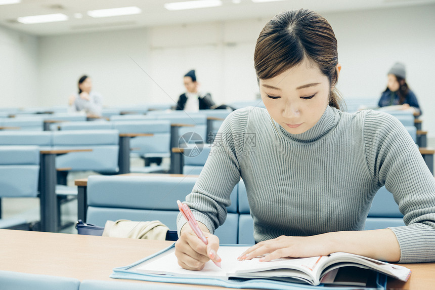 教室里学习的学生图片