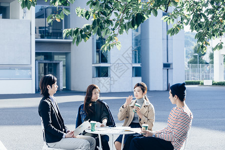 校园里的大学生图片