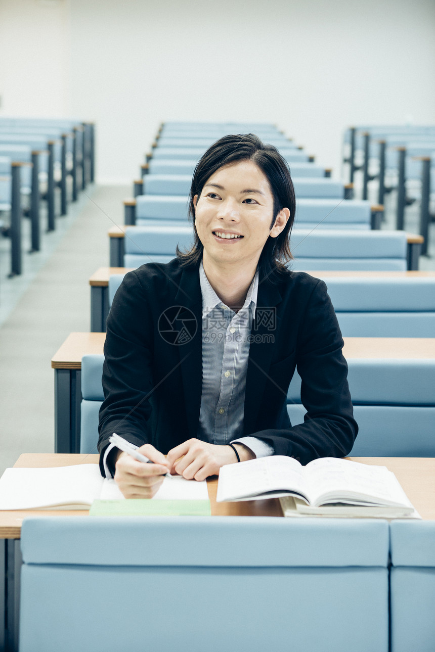 教室里的大学生图片