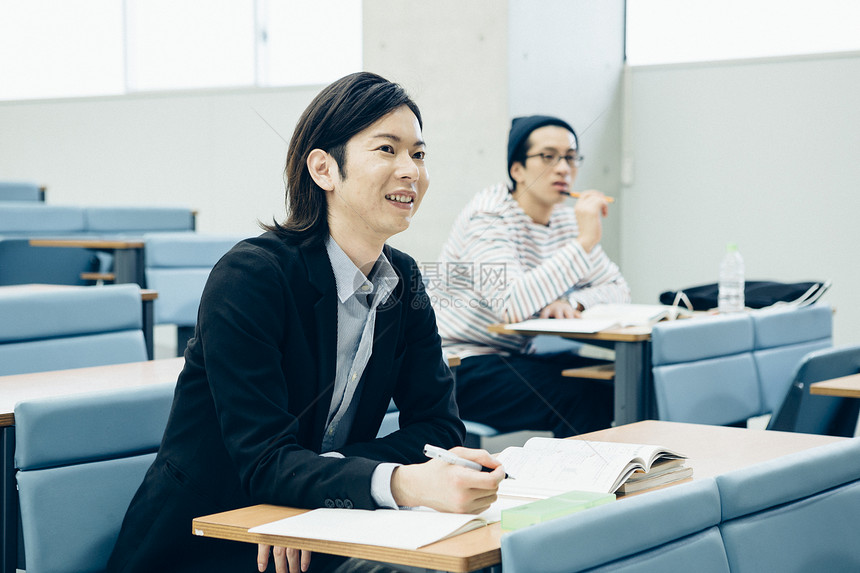 正在听讲座的大学生图片