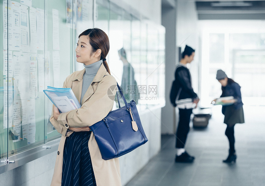 校园里的大学生形象图片