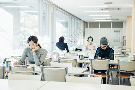 餐厅里的大学生们图片