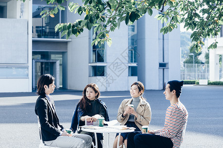 校园里年轻活力的大学生图片