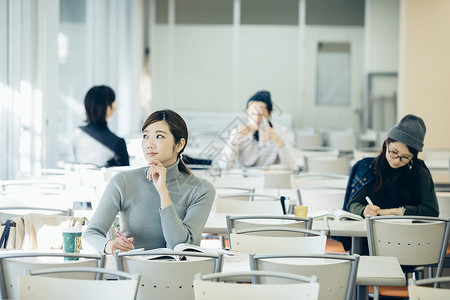 餐厅里的大学生们图片