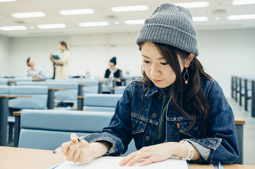 大学课堂上正在听课学习的大学生图片