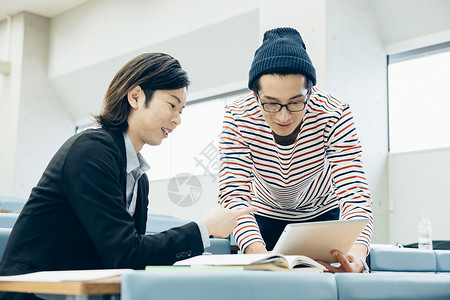 精选好课大学课堂上正在谈论的大学生背景