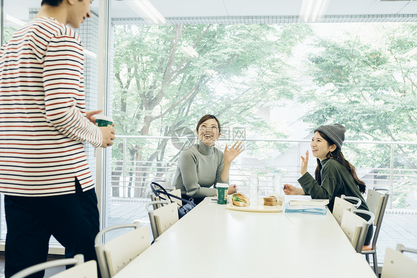 在餐厅吃饭的大学生图片