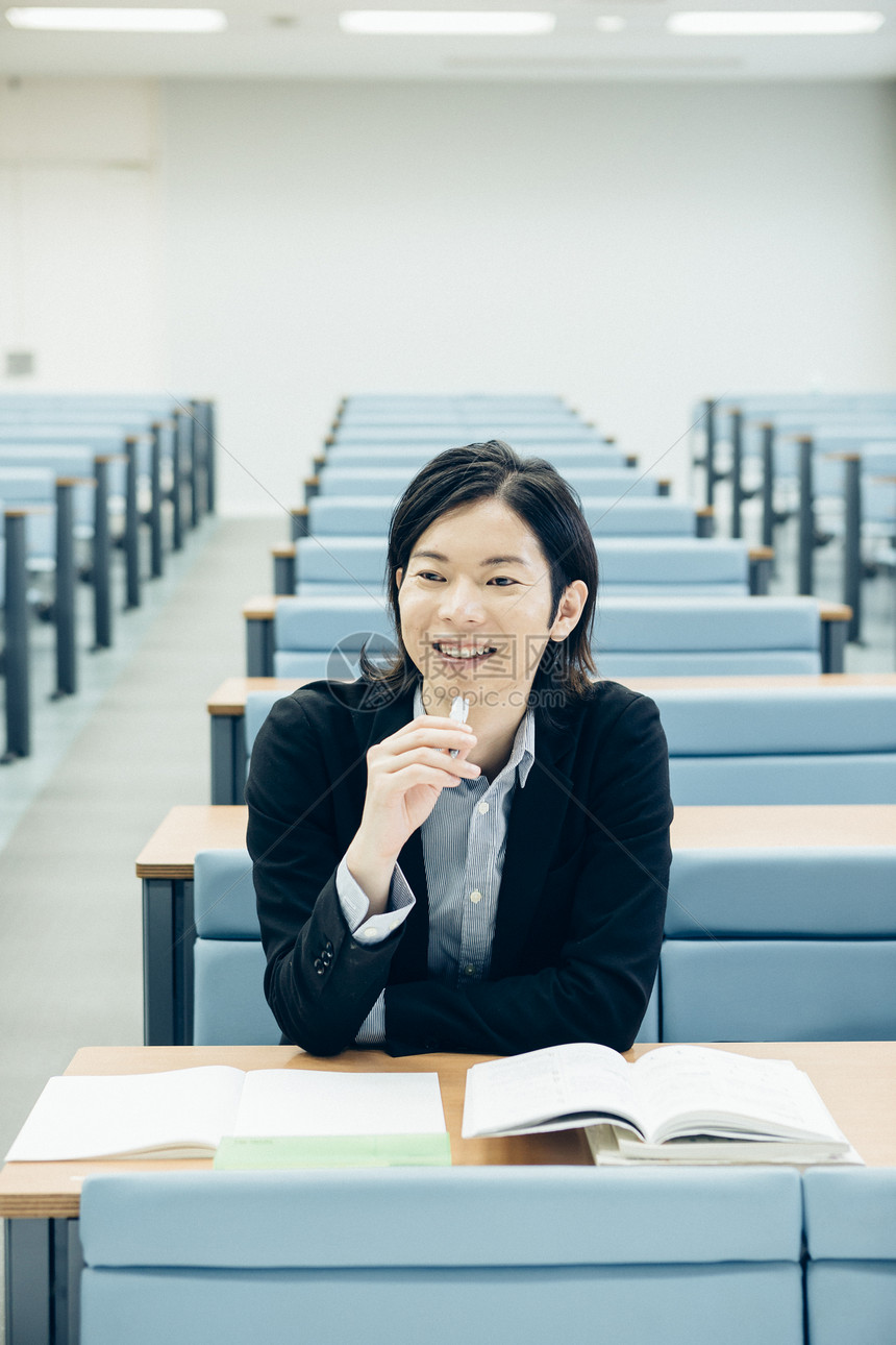 大学课堂上正在听课学习的大学生图片