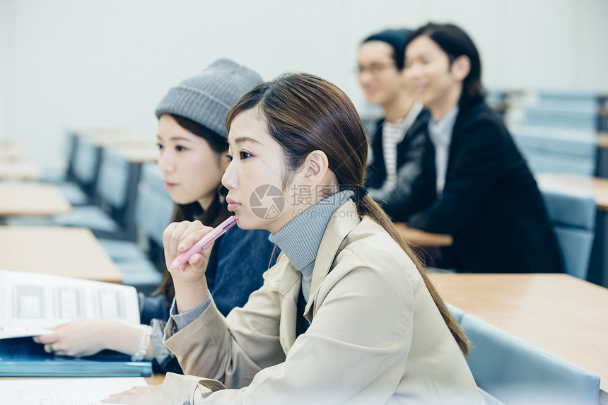 大学课堂上正在听课学习的大学生图片