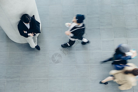 女孩能源走路校园里的大学生图片