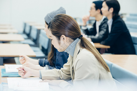 大学课堂上正在听课学习的大学生图片