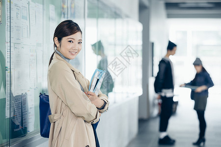 交谈女人时尚校园里的大学生图片