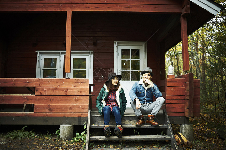 一对夫妇坐在小屋前图片