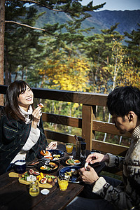 一对日本夫妇户外吃早餐图片