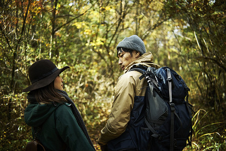 享受走在山道路的夫妇图片