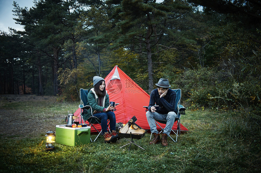 一对夫妇在帐篷外谈话图片