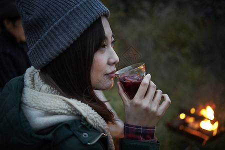 一个女人喝热红酒图片