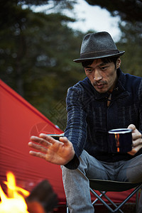 营地喝酒打篝火的男人图片
