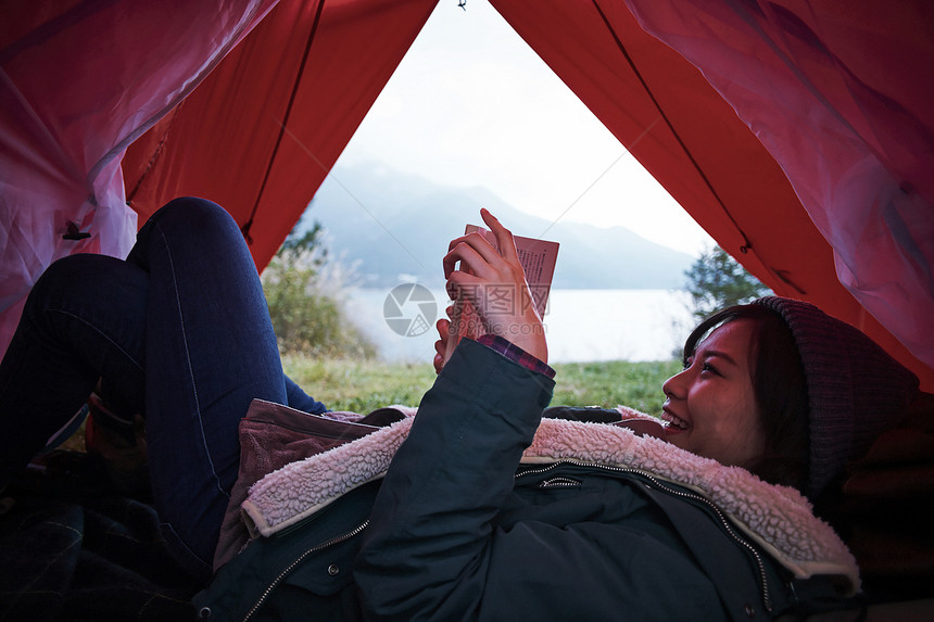 帐篷内放松的女性图片