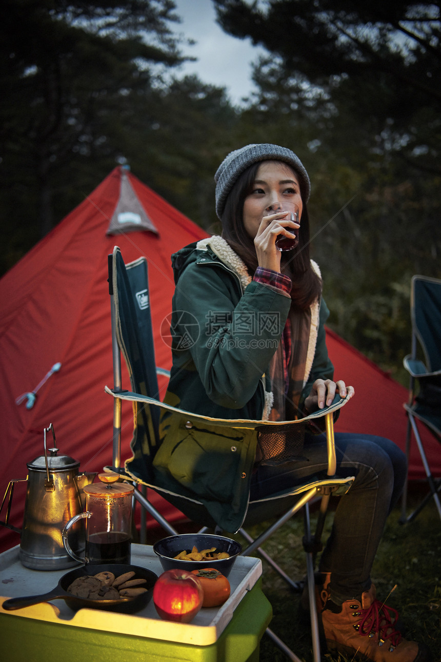 喝葡萄酒的女人图片