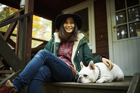 女人抚摸着宠物狗图片