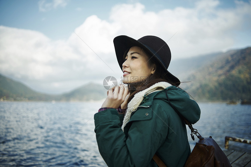 女人在湖边图片