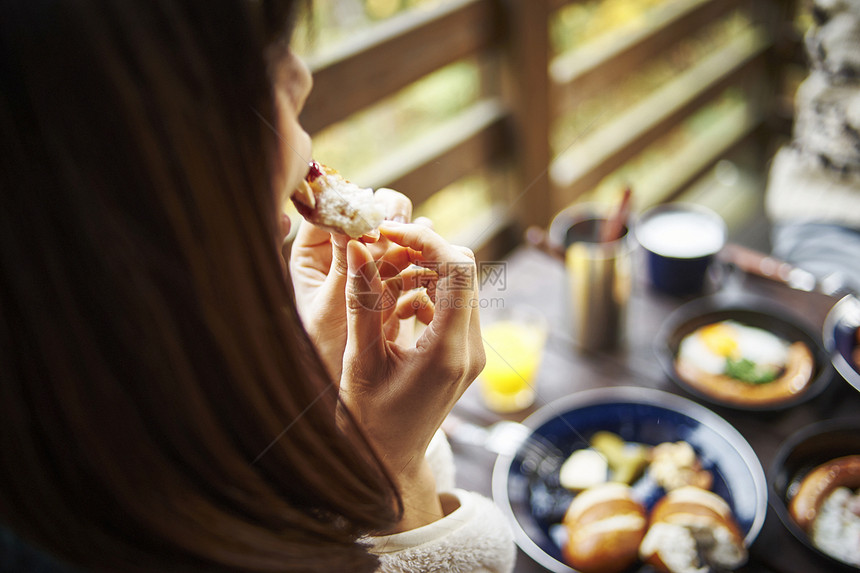 一个女人在吃面包图片