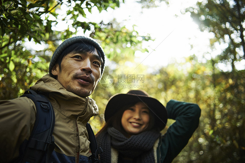 一对夫妇走过森林图片