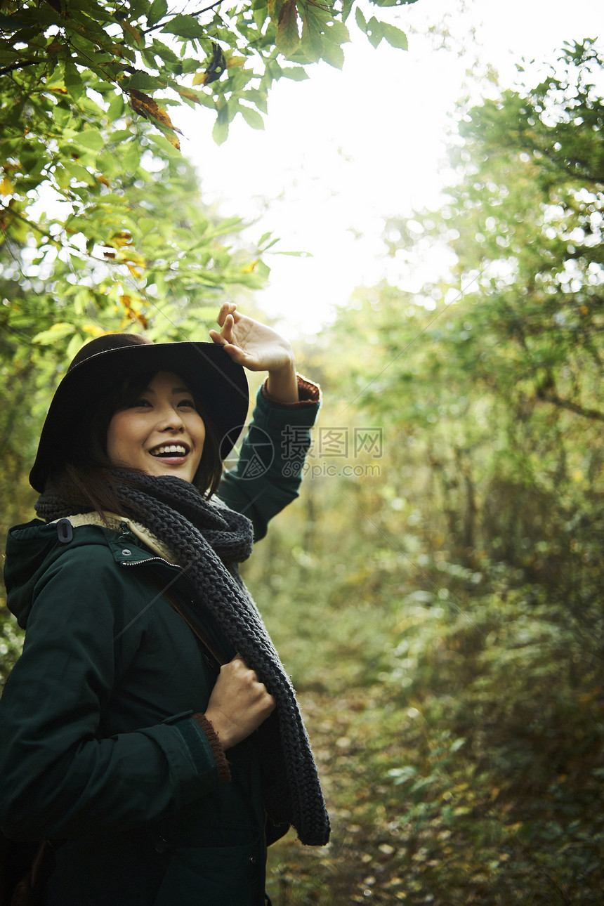 徒步探索森林的女人图片