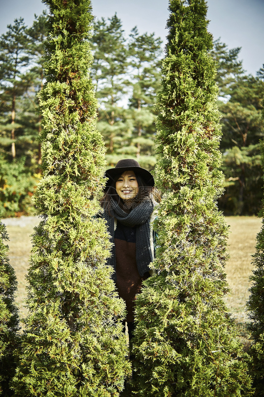 徒步探索森林的女人图片