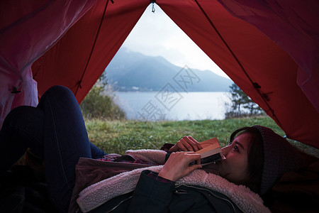 帐篷里的女青年高清图片