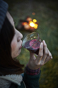 露营喝红酒的女性图片