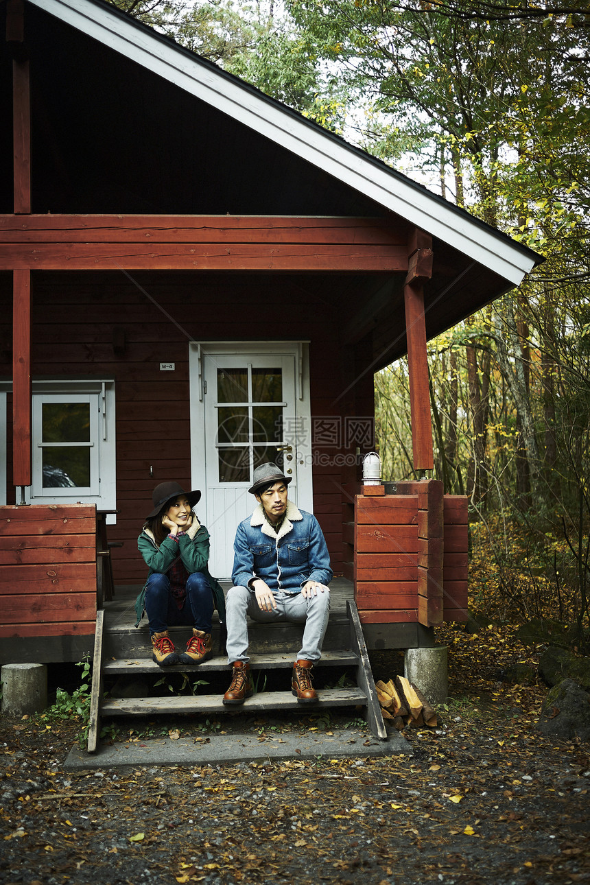坐在木屋门口的夫妇图片