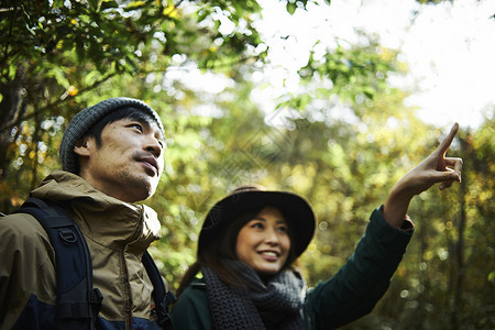 户外散步旅行的夫妇图片