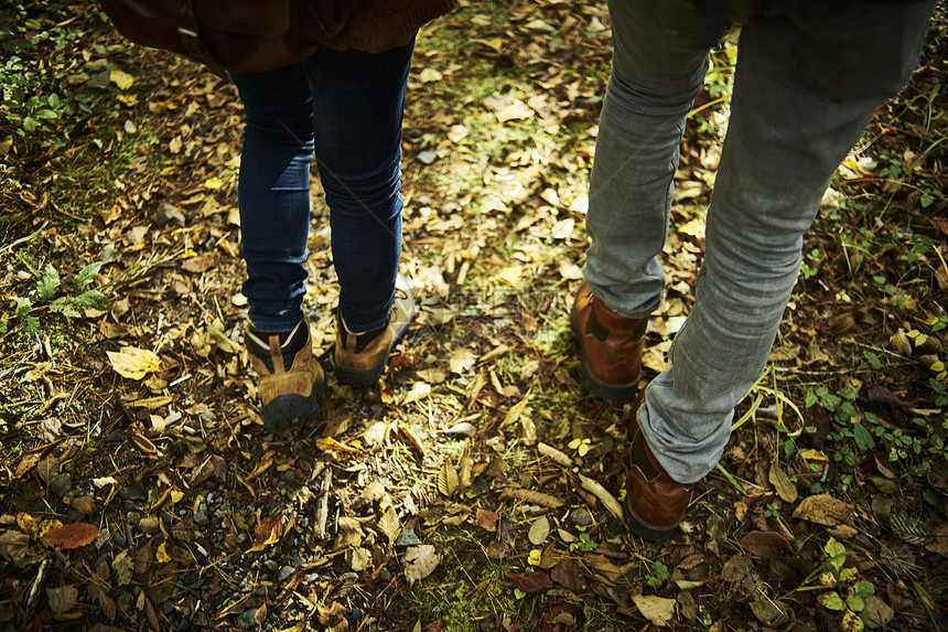 一对夫妇在森林里漫步脚步特写图片