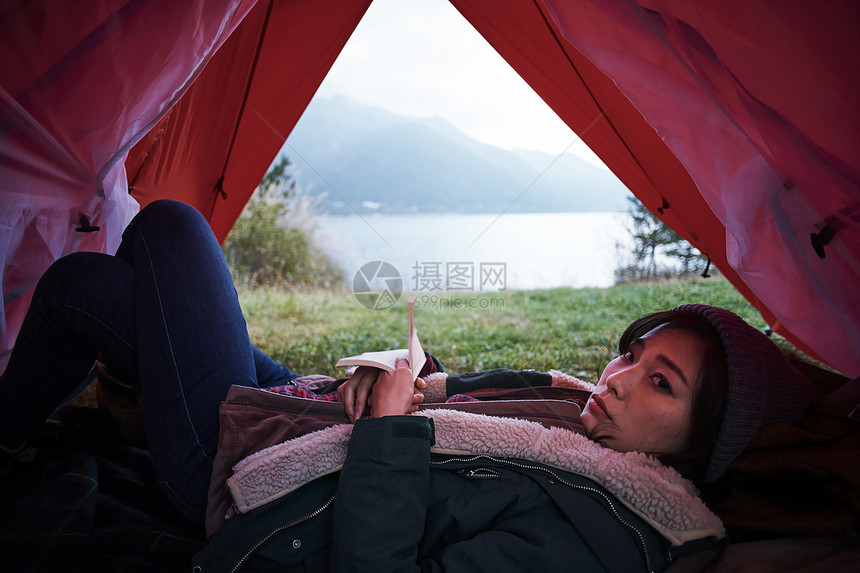 在帐篷放松的妇女图片