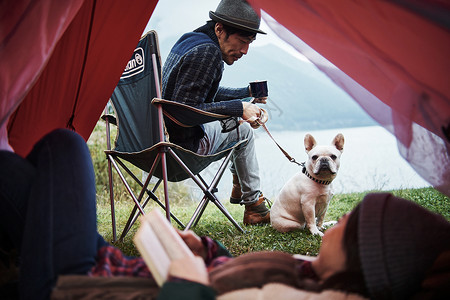 野营地在帐篷放松休息的情侣图片