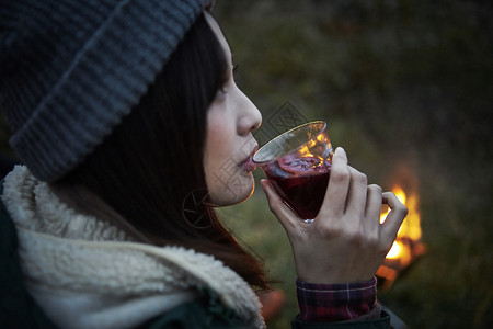 傍晚一个女人喝红酒图片