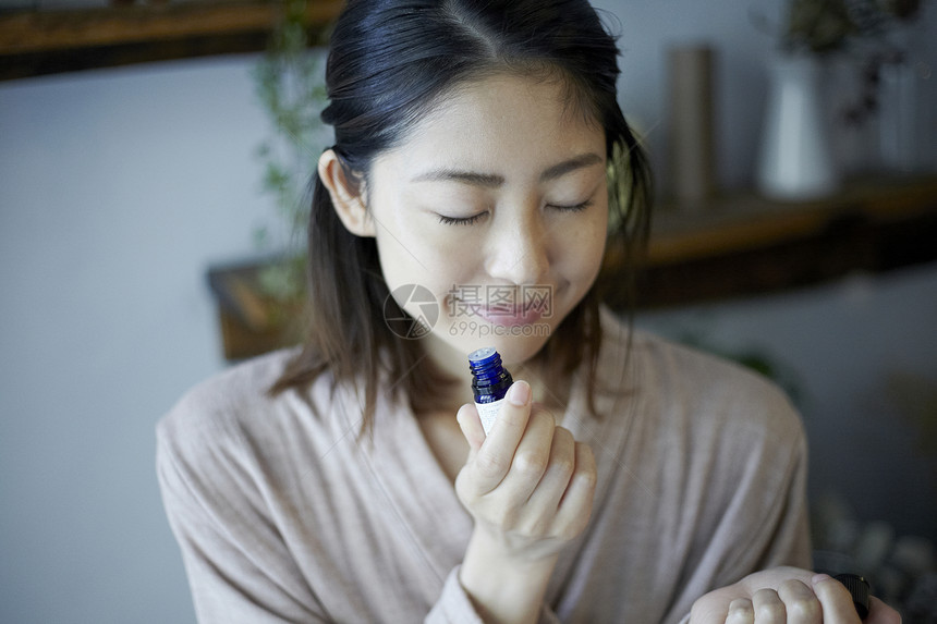 一个女人享受有机化妆品图片