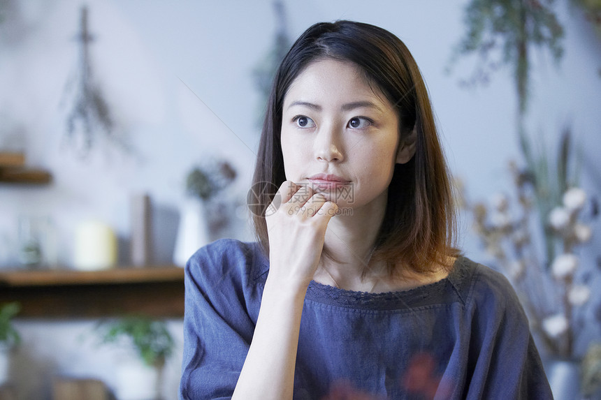 花店里的年轻女性图片