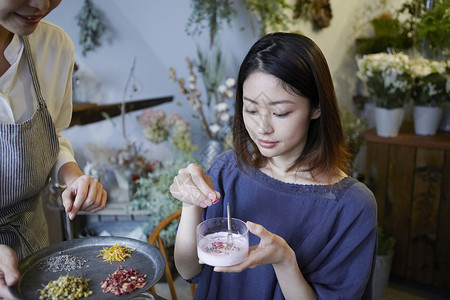 年轻顾客自己调制香薰配方图片