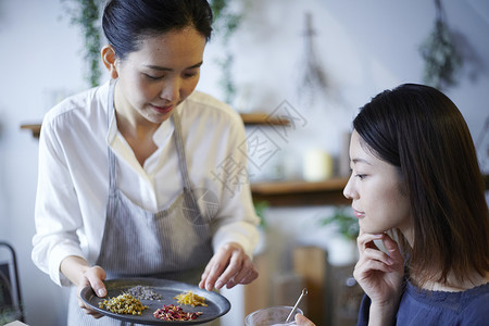 店员向顾客介绍香薰材料图片