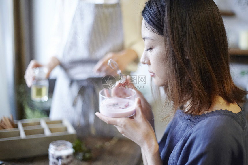 独自研究香薰配方的年轻女性图片