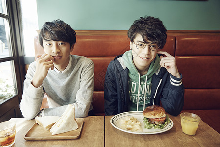 二个男孩在咖啡厅共进午餐图片